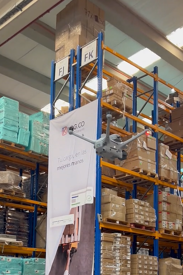 inventario con drones en racks de bodega y lectura de códigos de barras